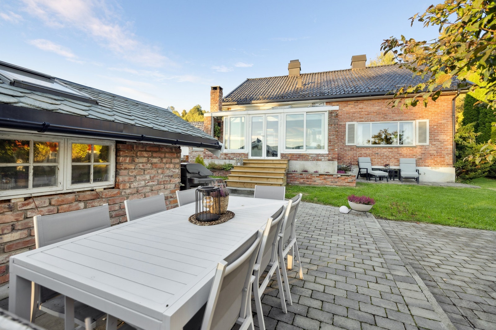 Uteområdet har god plass for sosiale sammenkomster, med rom for både sittegrupper og grill. Galleribilde