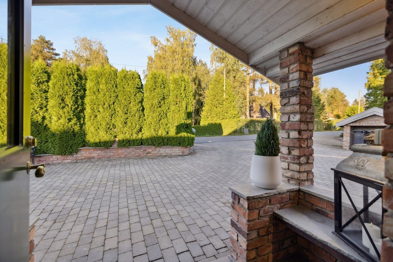 Fra inngangspartiet har man god oversikt over den steinbelagte gårdsplassen. Galleribilde