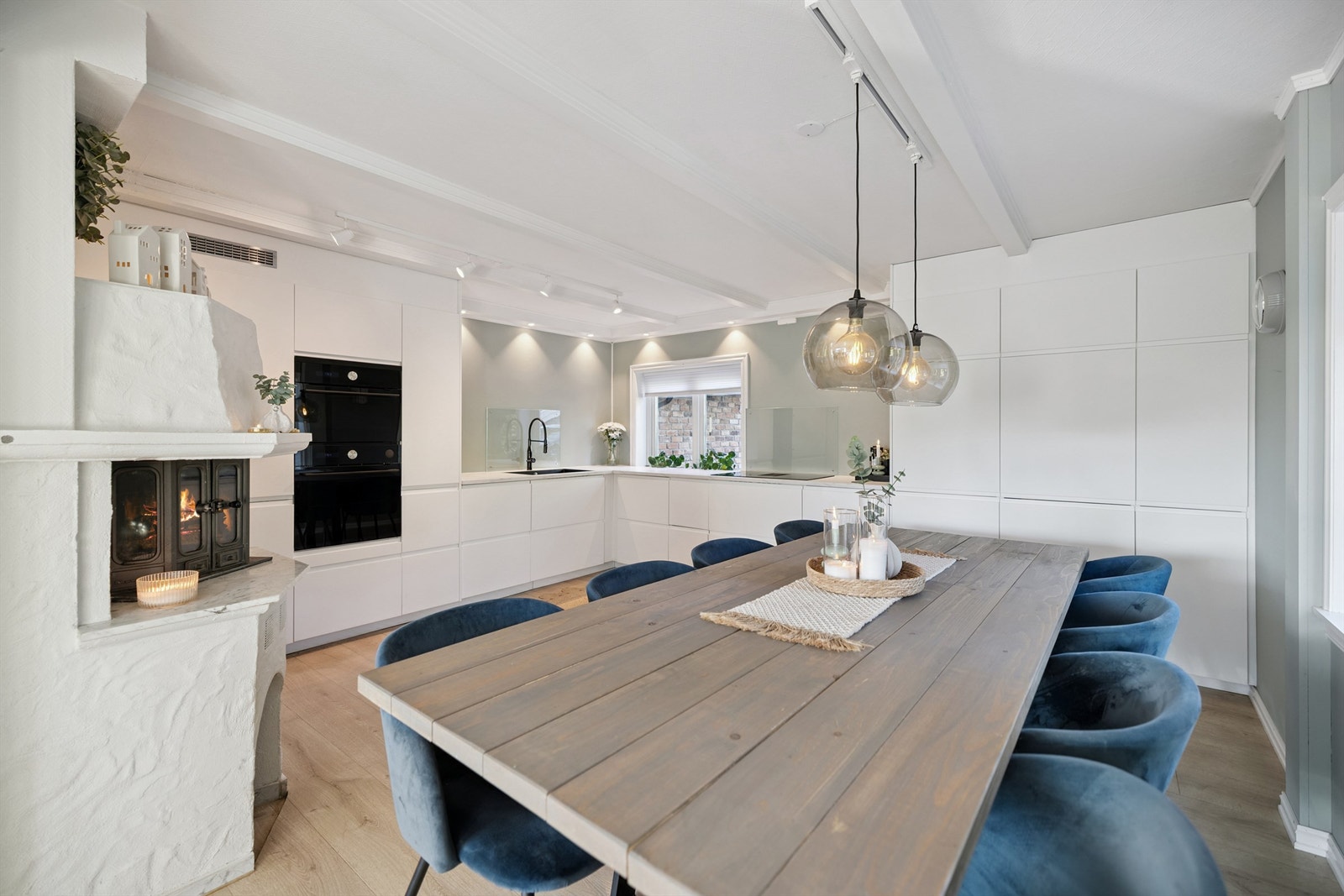 Kjøkkenet har en tidløs innredning med slette fronter, laminatbenkeplate og integrerte hvitevarer. Galleribilde