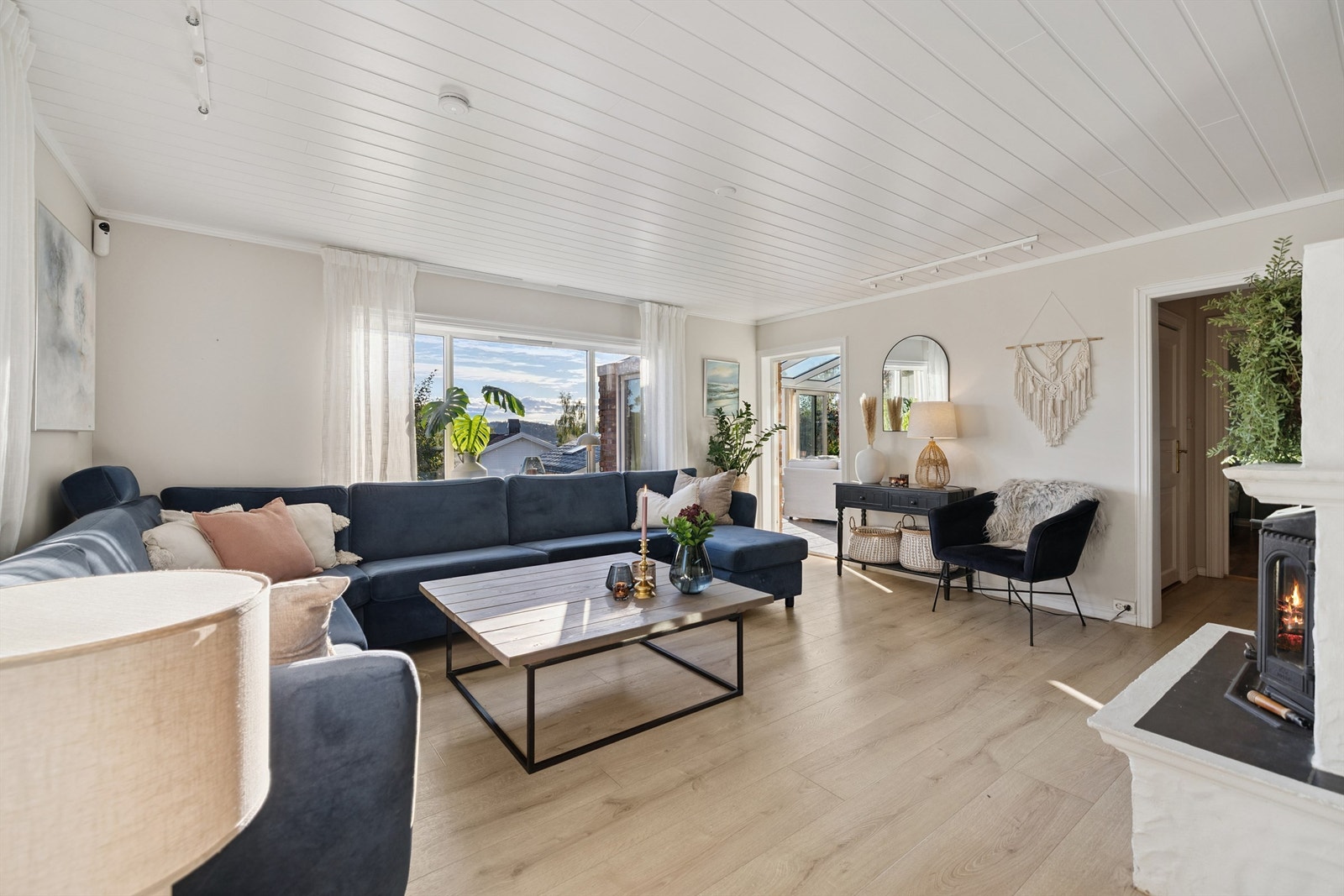 Rommet har en åpen og sosial flyt, med tilknytning til både kjøkken og hagestue. Galleribilde