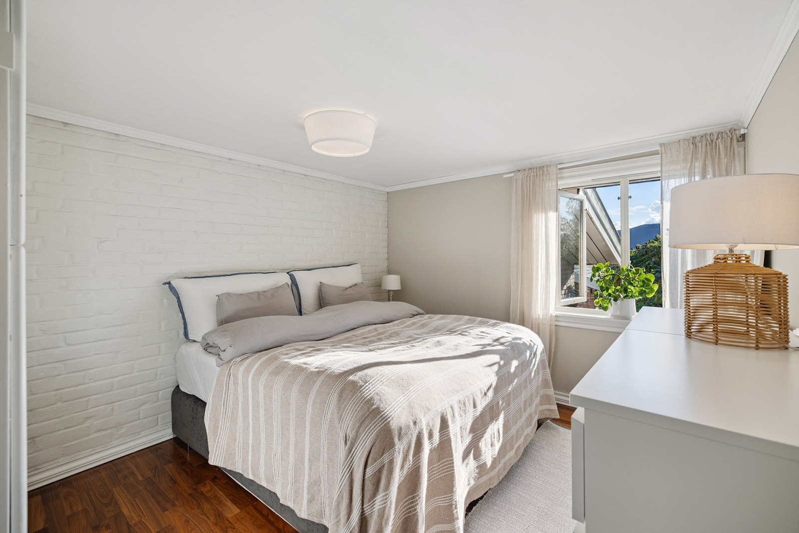 Boligen har to soverom i første etasje. Hovedsoverommet har en lys og behagelig atmosfære. Galleribilde