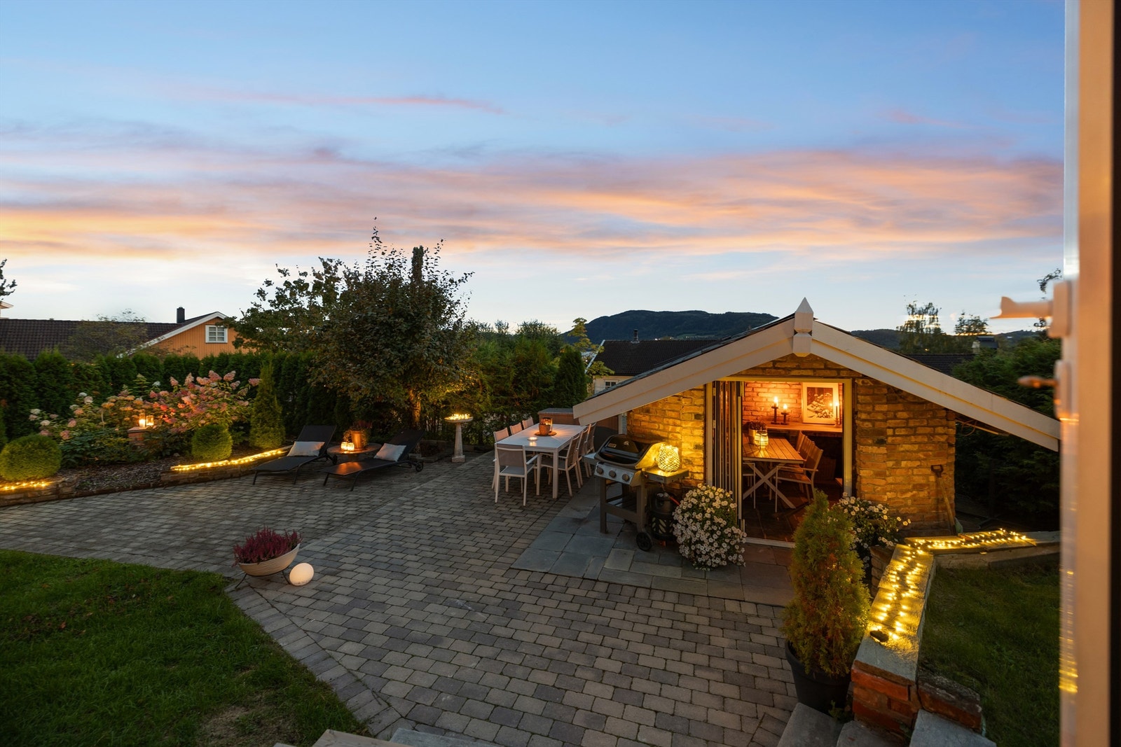 I hagen finnes også en separat hagestue på 8 m²; et flott sted å samle venner til hyggelige lag! Galleribilde