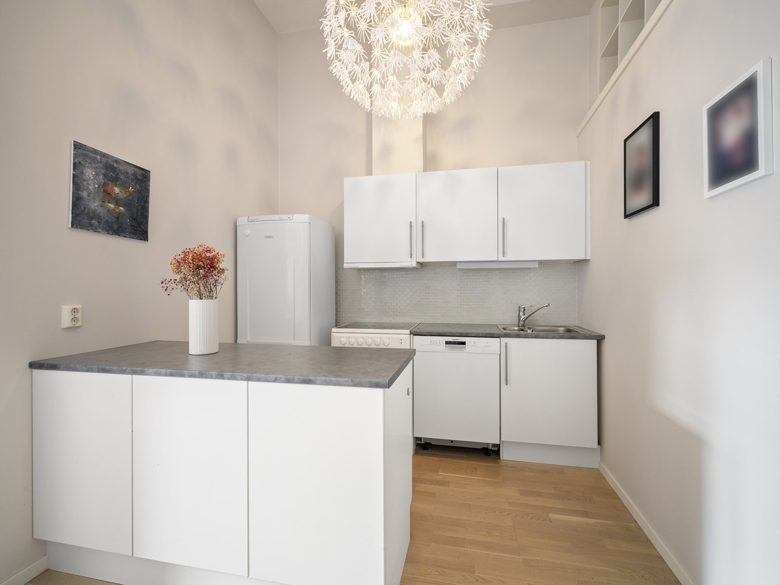 Kjøkkenet er fra 2007 og har glatte fronter kombinert med benkeplate i laminat. Galleribilde