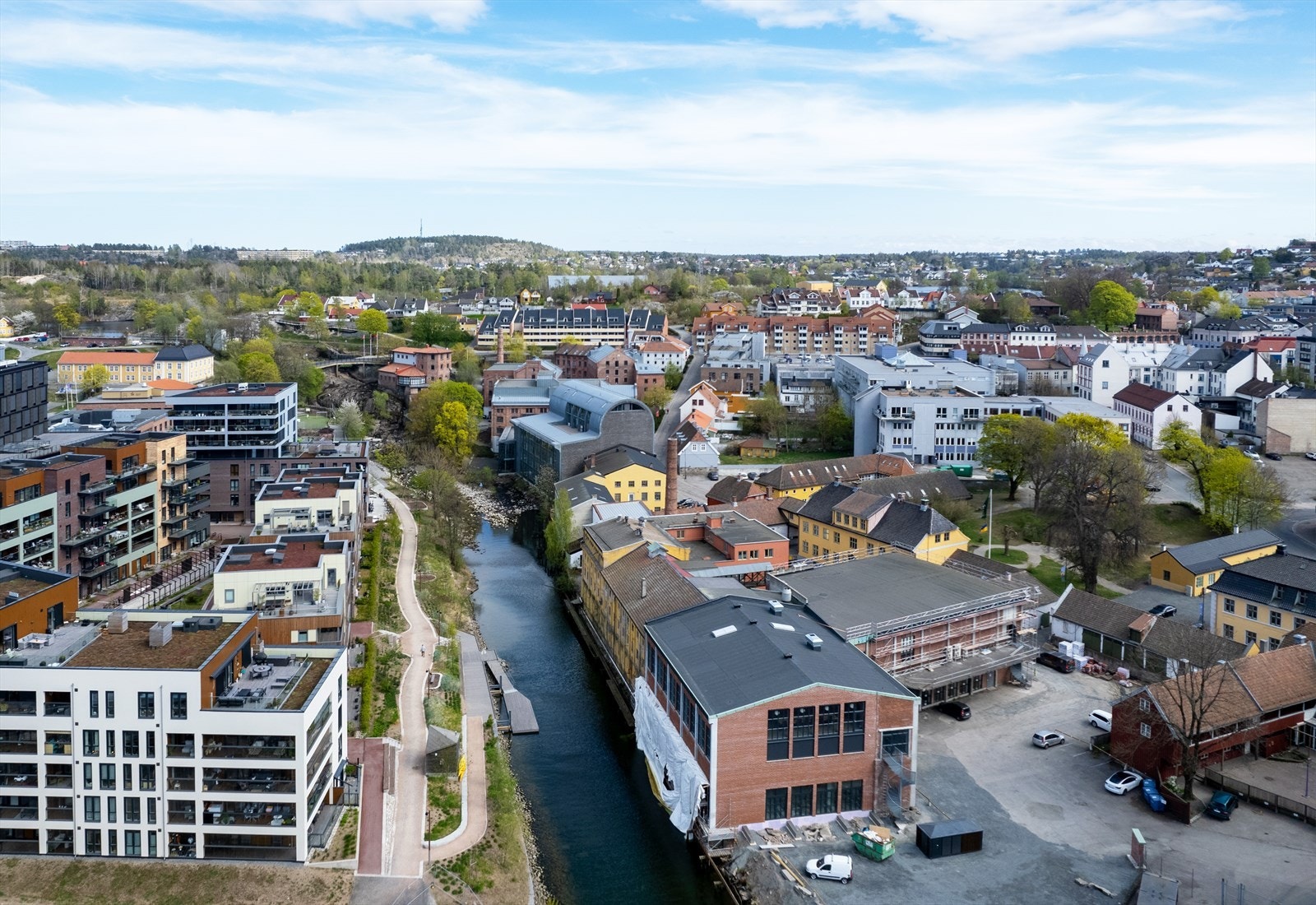 Møllebyen i Moss er kjent for sin historiske og arkitektoniske betydning. Området utgjør den gamle bykjernen i Moss og har vært et viktig industrielt sentrum siden middelalderen Galleribilde