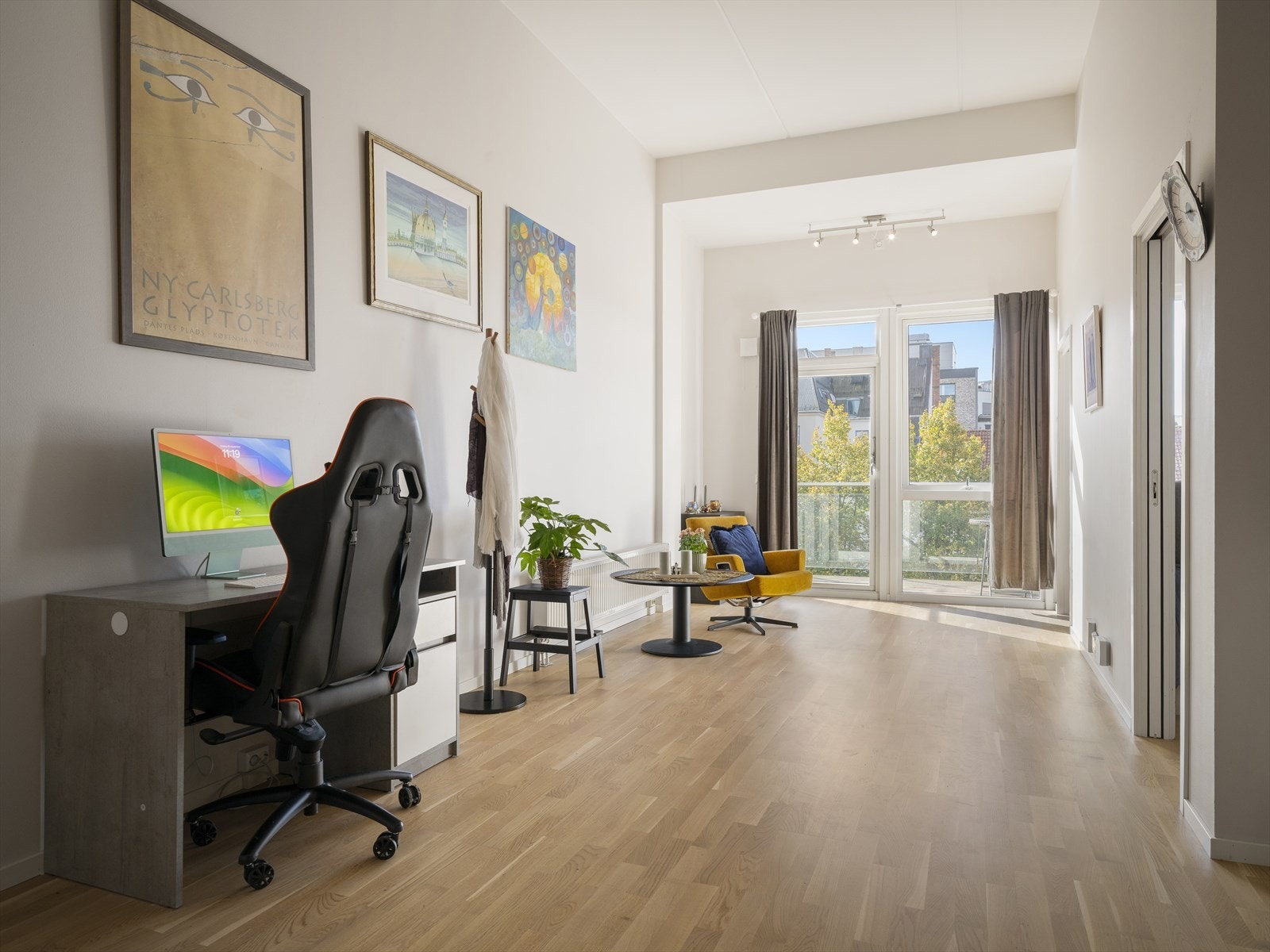 Innvendig er det parkett på gulv, malte plater på vegger og malte himlingselementer. Galleribilde