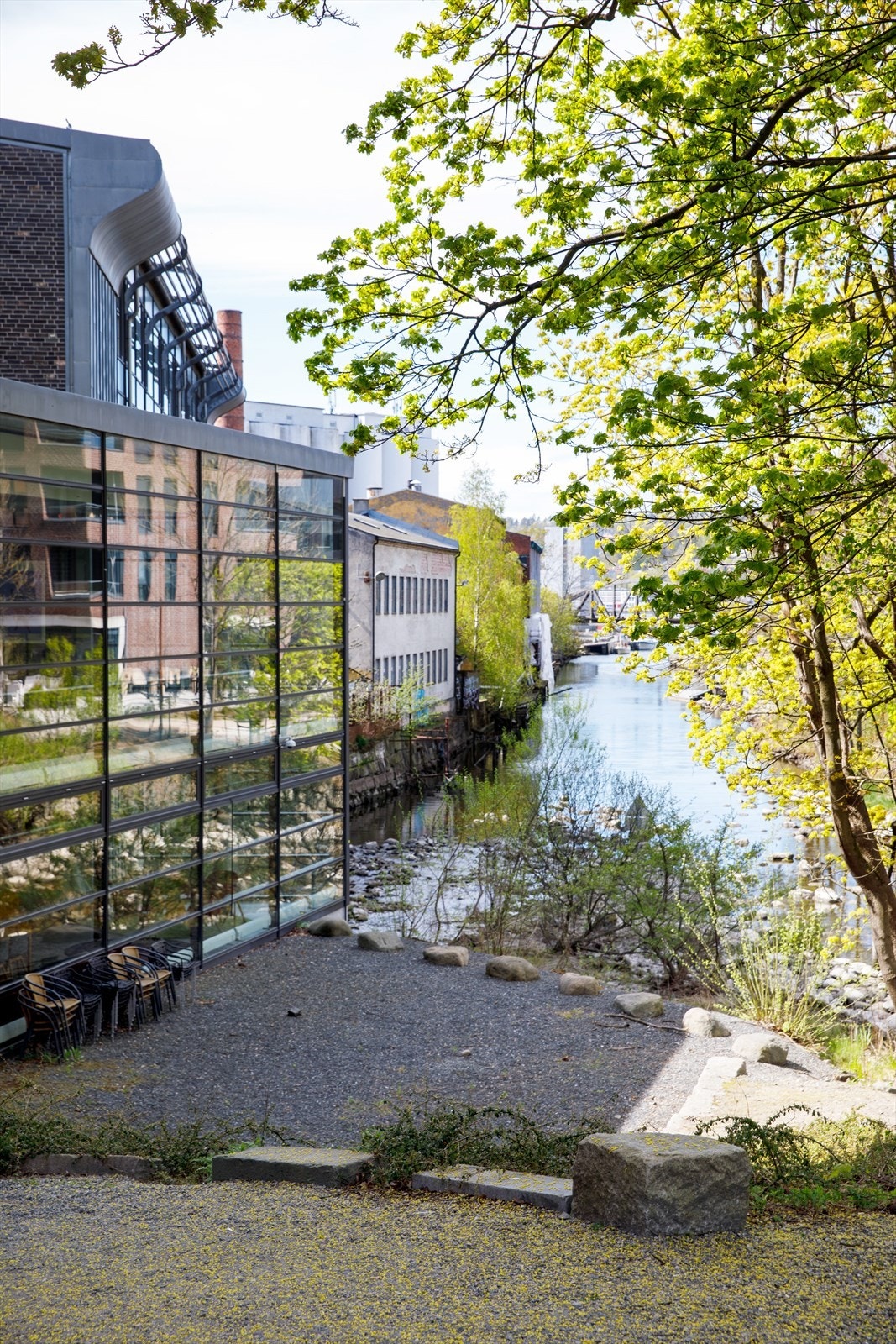 Mosse-elva og Odeon kino ligger omtrent vegg i vegg Galleribilde