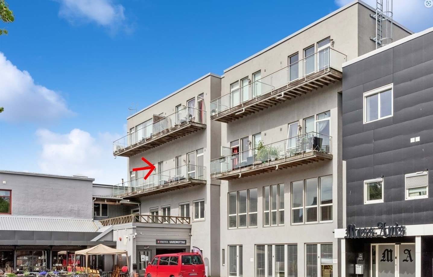 Gudes gate 1A ligger i hjertet av Moss sentrum, et område kjent for sitt mangfold av fasiliteter og nærhet til både natur og urbane tilbud. Egen sydvendt veranda gir gode solforhold Galleribilde