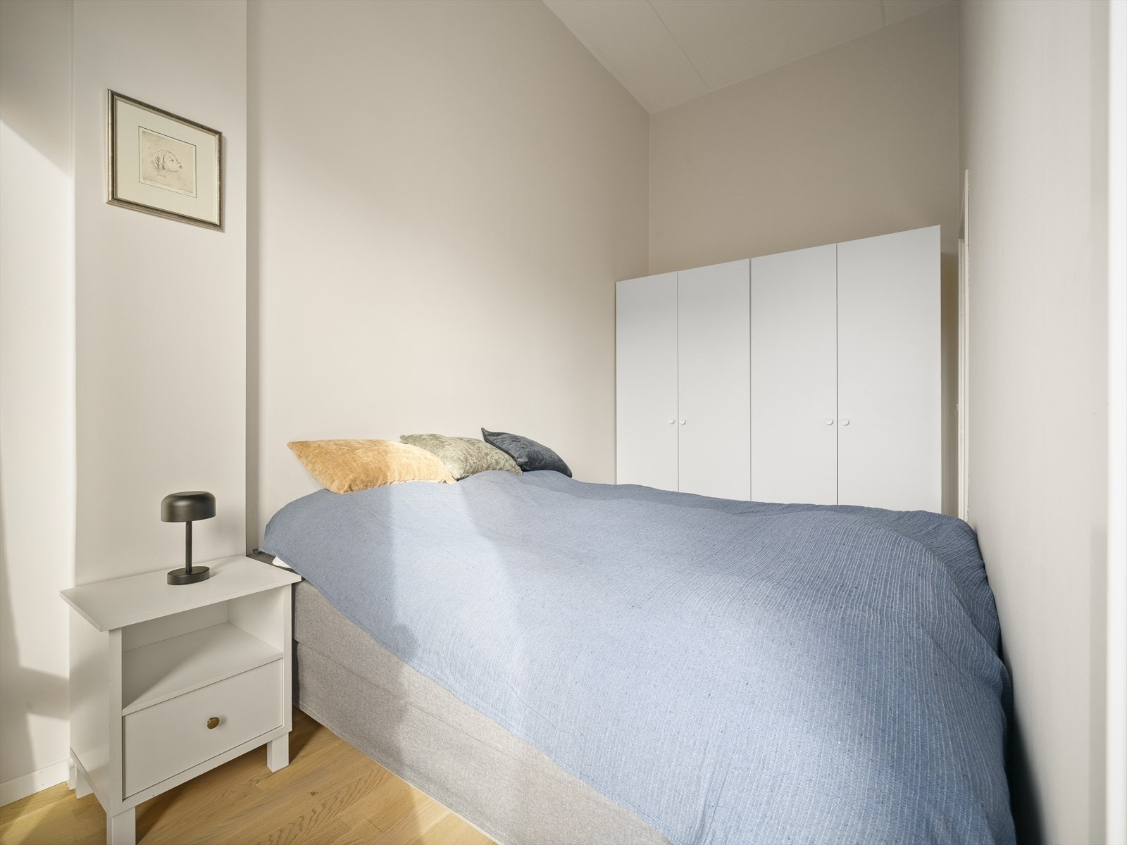 Lyst soverom med slette flater og parkett. Galleribilde