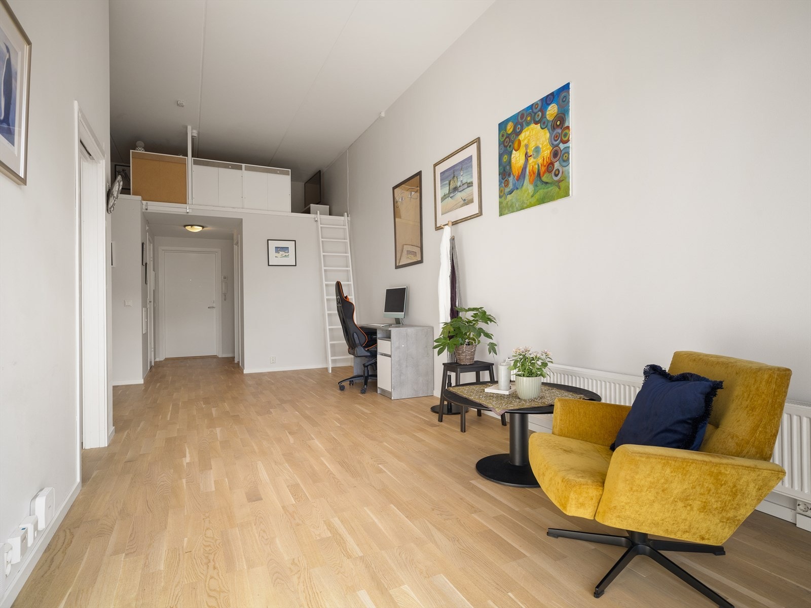 Leiligheten har praktisk planløsning med hems over entrén. Galleribilde