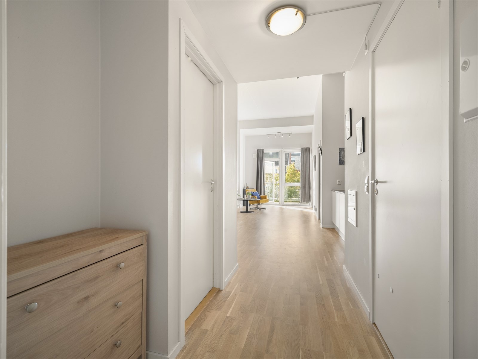 Lys og pen entré som ønsker deg velkommen inn til leiligheten. Galleribilde
