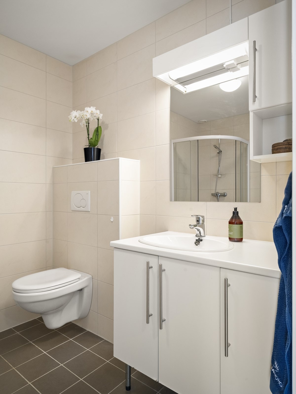 Badet er fra 2007 og fremstår helhetlig med fliser på gulv, elektriske varmekabler og himlingsplater i taket. Galleribilde
