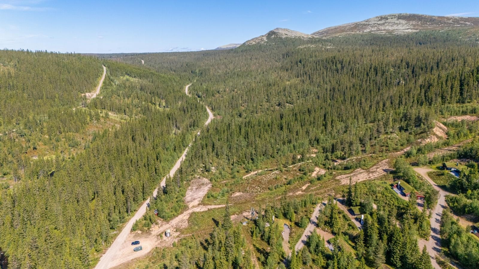 Området ligger omtrent fra plassen der bilen står og nordover retning fjellet Galleribilde