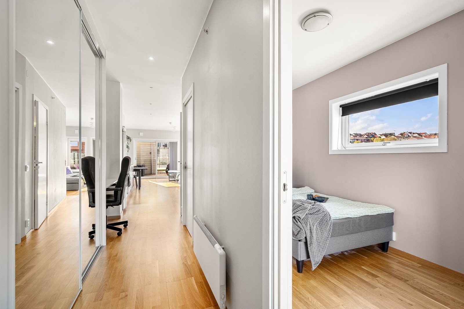 Gang med stor skyvedørsgarderobe til oppbevaring. Galleribilde