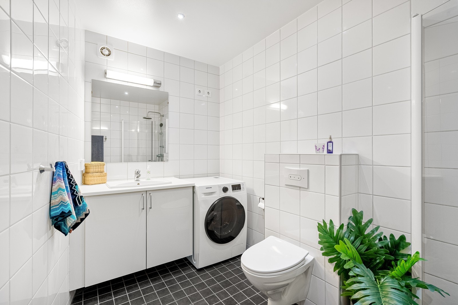 Badet er utstyrt med vegghengt wc, dusjnisje og innredning til oppbevaring. Galleribilde