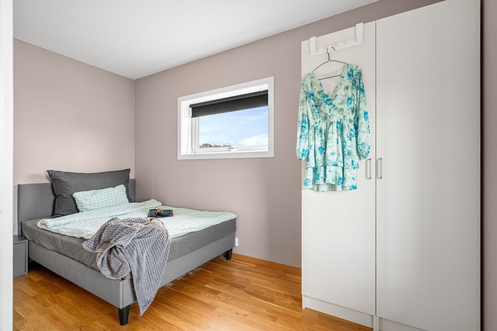 Fint soverom med god plass til seng og garderobe. Galleribilde