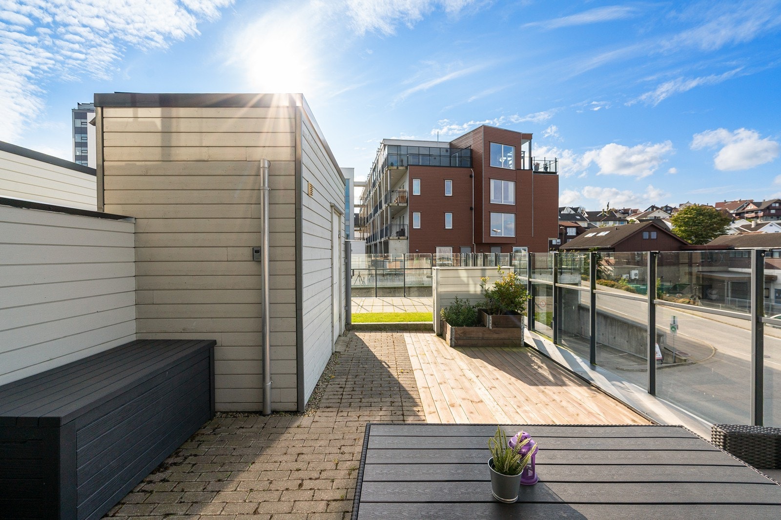 Leiligheten har utvendig bod på terrassen og 1 stk parkeringsplass i lukket anlegg. Galleribilde