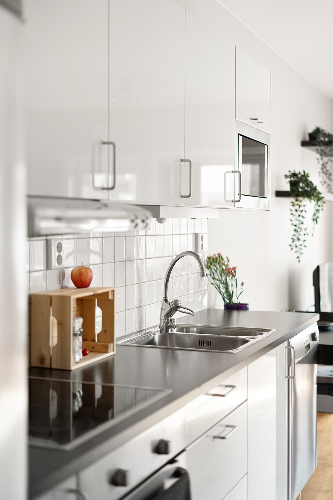 Praktiske fliser over benk og integrert komfyr/platetopp. Galleribilde