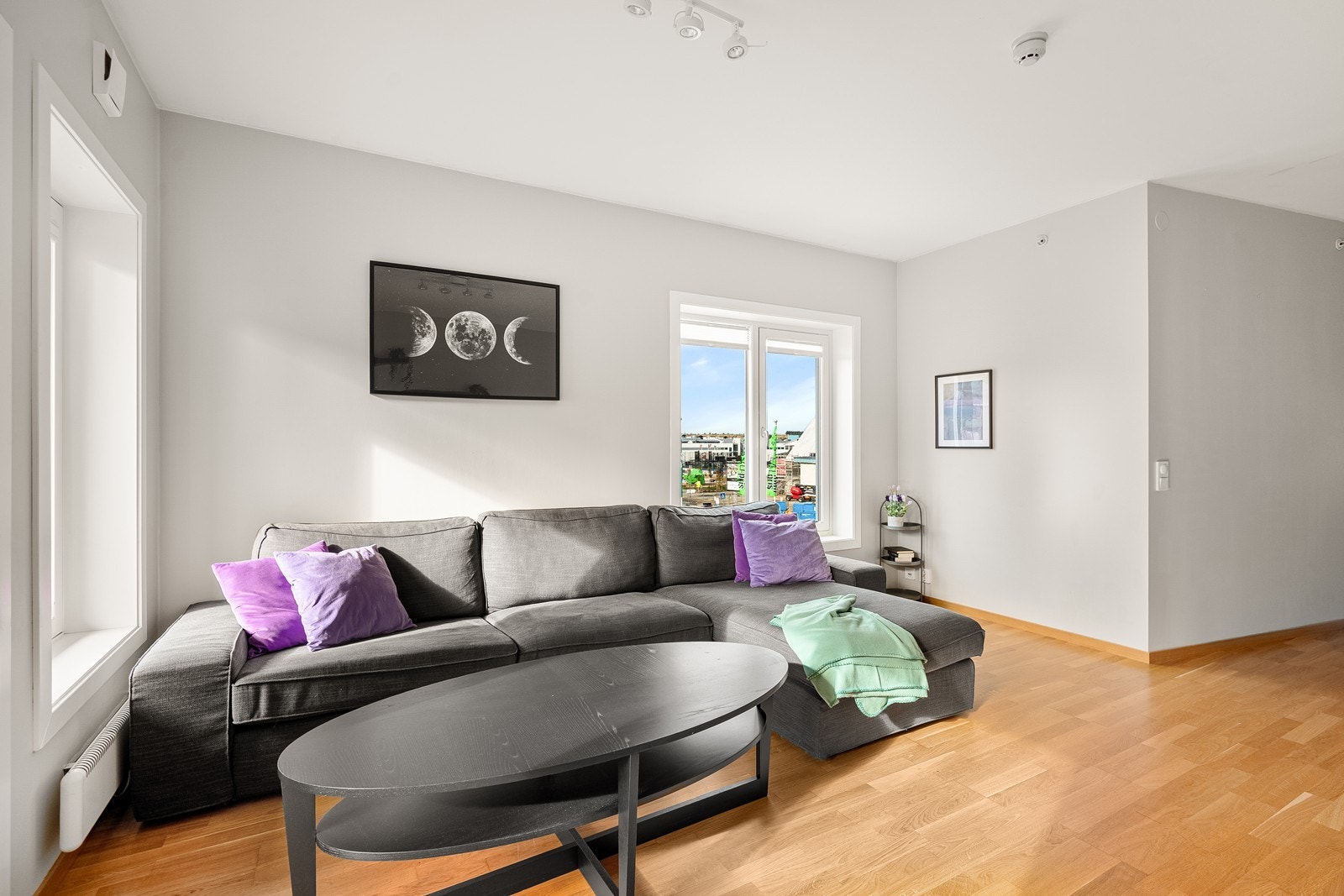 God plass til sofa og bord. Galleribilde