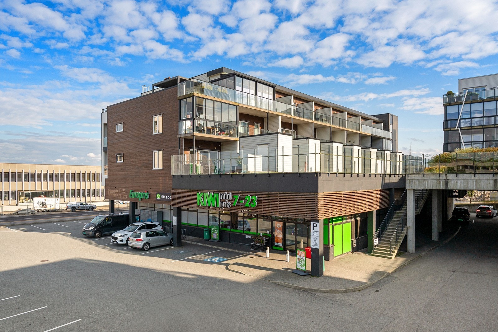 Sentral beliggenhet med gåavstand til de fleste servicetilbud. Galleribilde