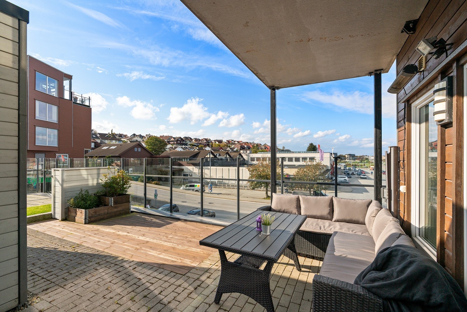 Solrik og fin terrasse med utgang ifra stuen. Galleribilde