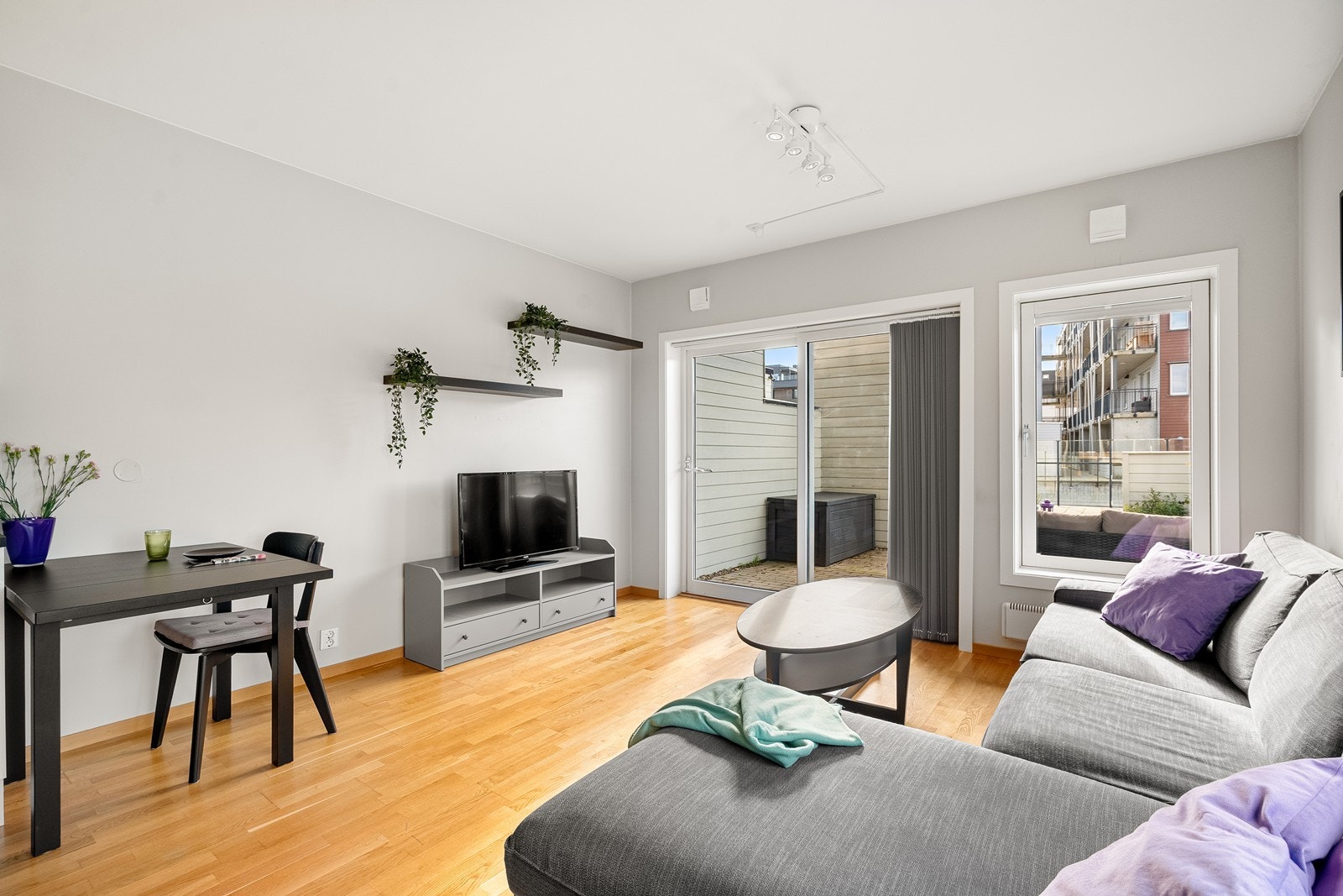 Lys og fin stue med store vindusflater Galleribilde