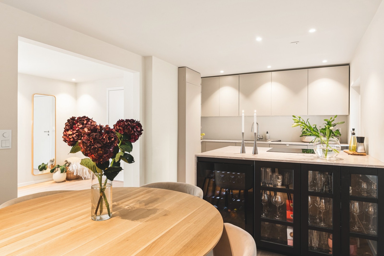 Benkeplaten er spesialtilpasset og designet av kvalitetsleverandøren Drømmekjøkkenet. Galleribilde