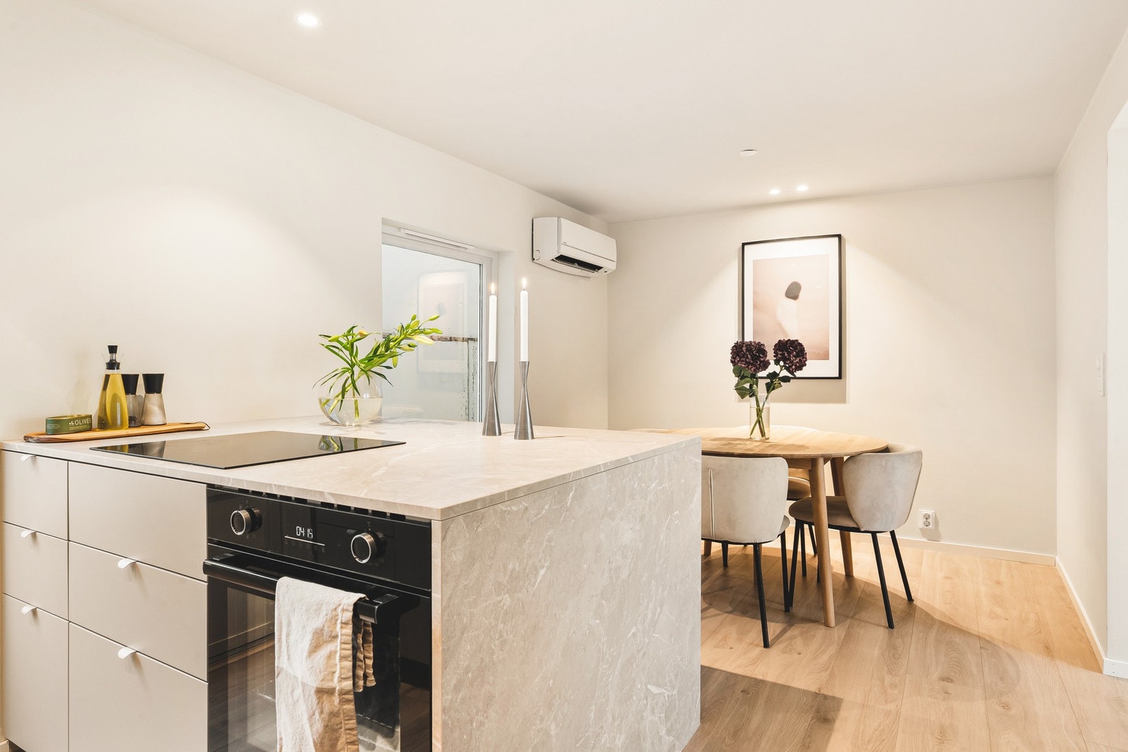 Åpen løsning som gir romfølelse. Galleribilde