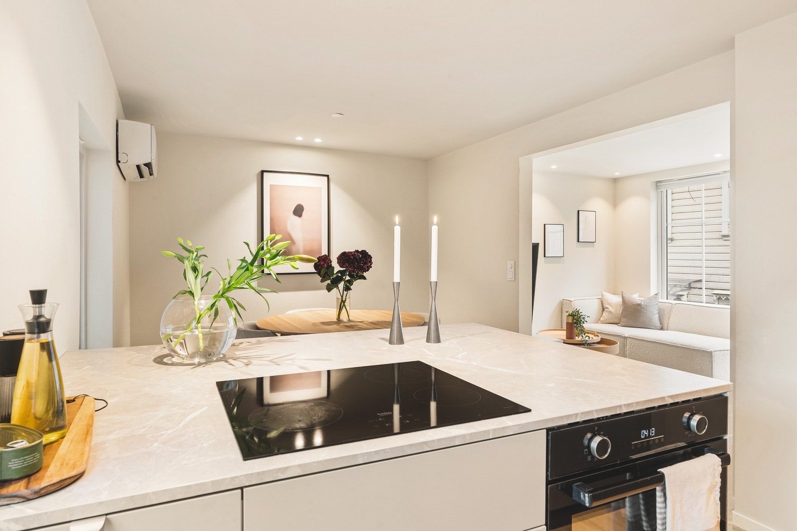 Kjøkkenet er pusset opp med moderne kvaliteter. Galleribilde