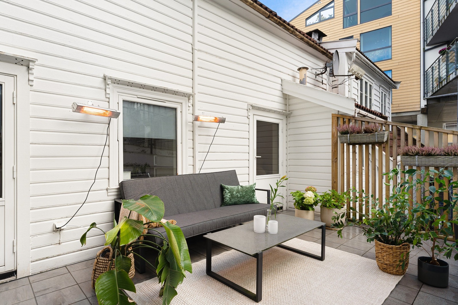 Det er god plass til å innrede med sittegruppe på terrassen. Galleribilde