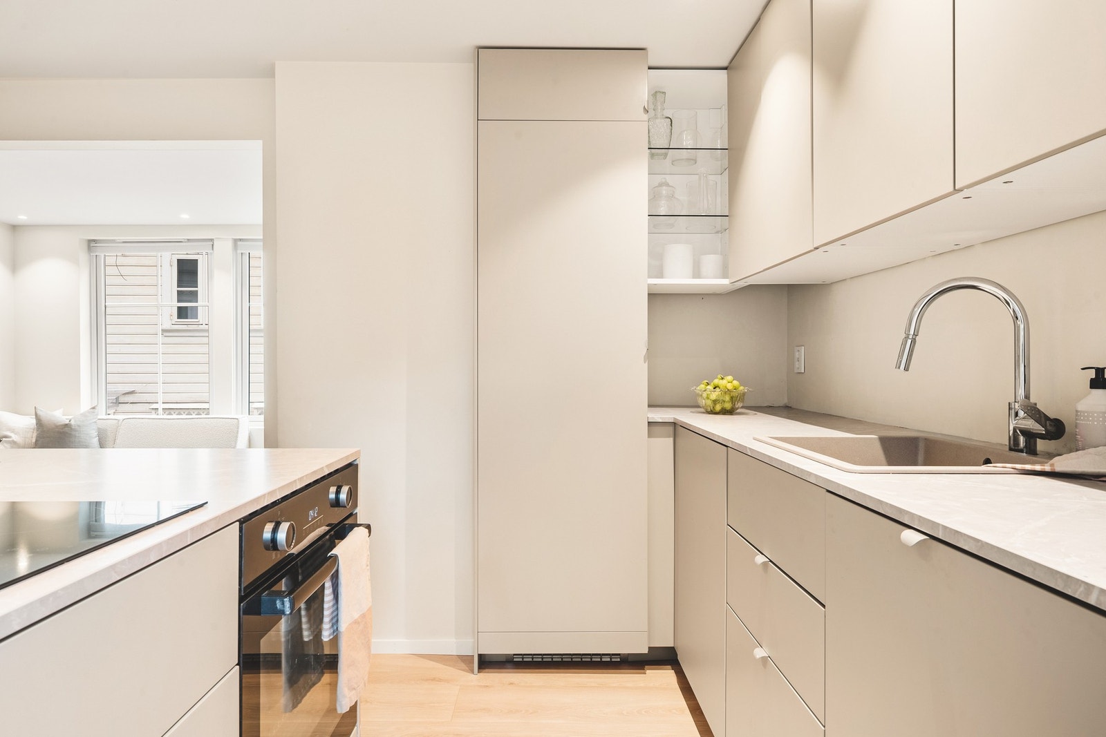 Kjøkkenet er praktisk lagt opp med mye skap og benkeplass. Galleribilde