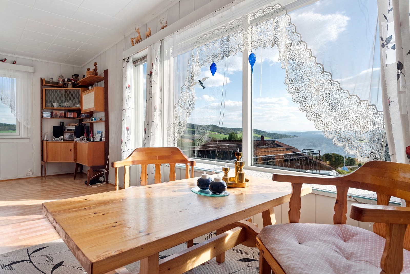 Det er flott utsikt fra stuen mot fjorden Galleribilde