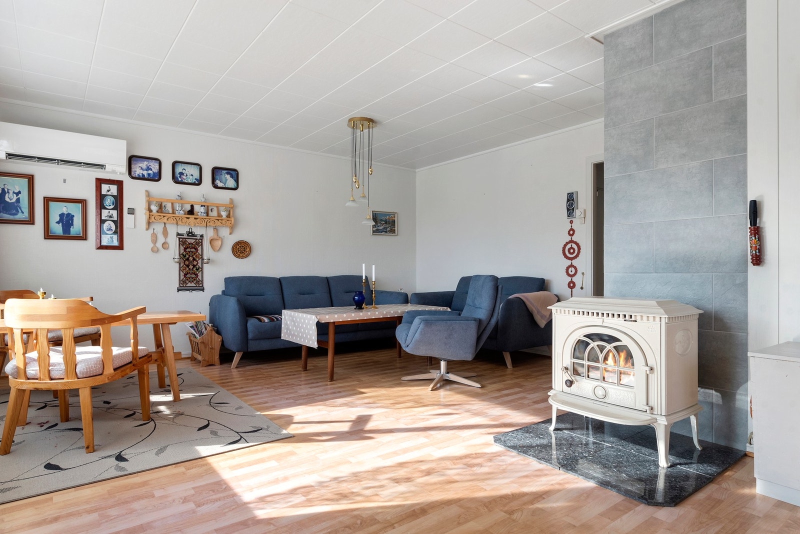 Stue har varmepumpe samt vedovn Galleribilde