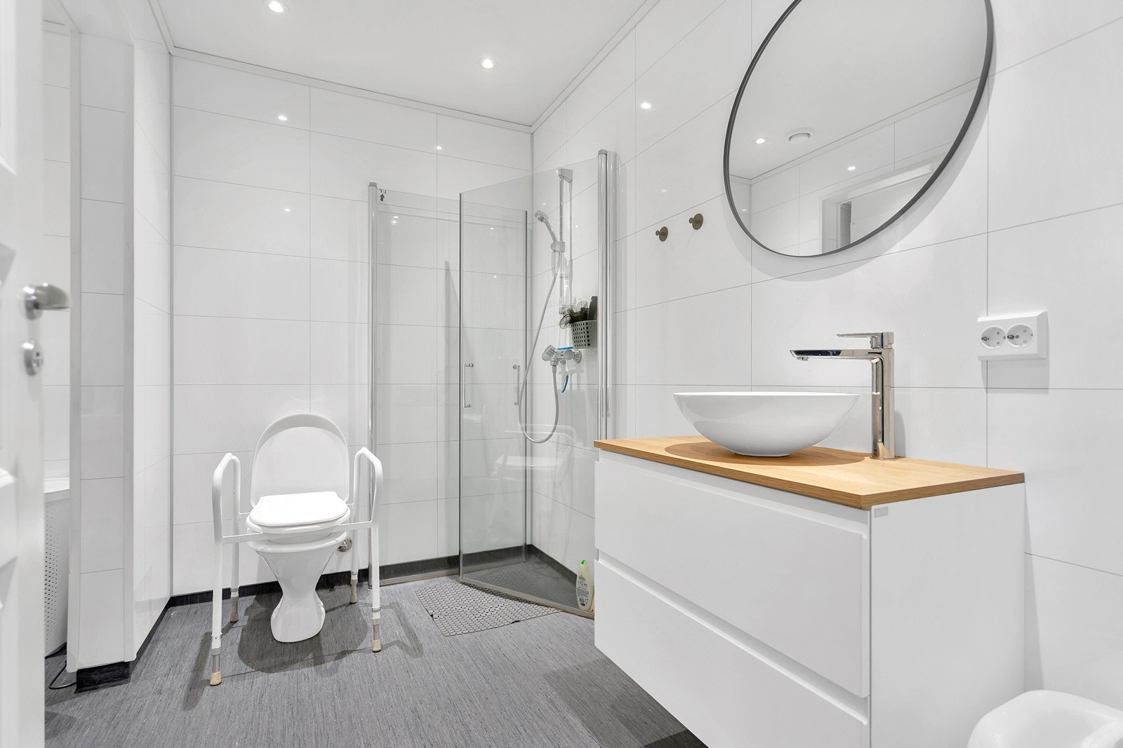 Moderne bad i 1.etasje Galleribilde