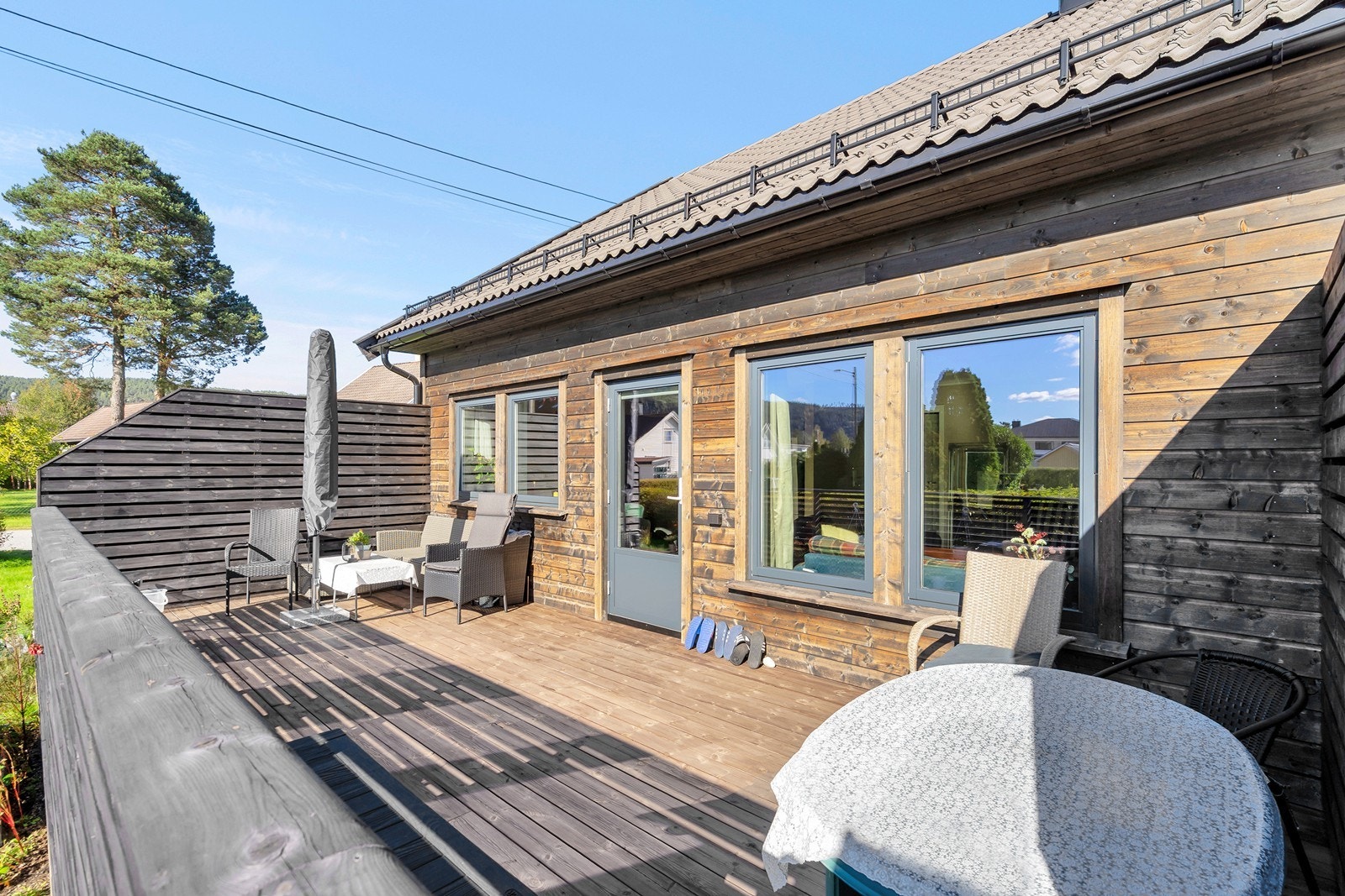 Solrik og romslig terrasse med god plass til sittegruppe Galleribilde