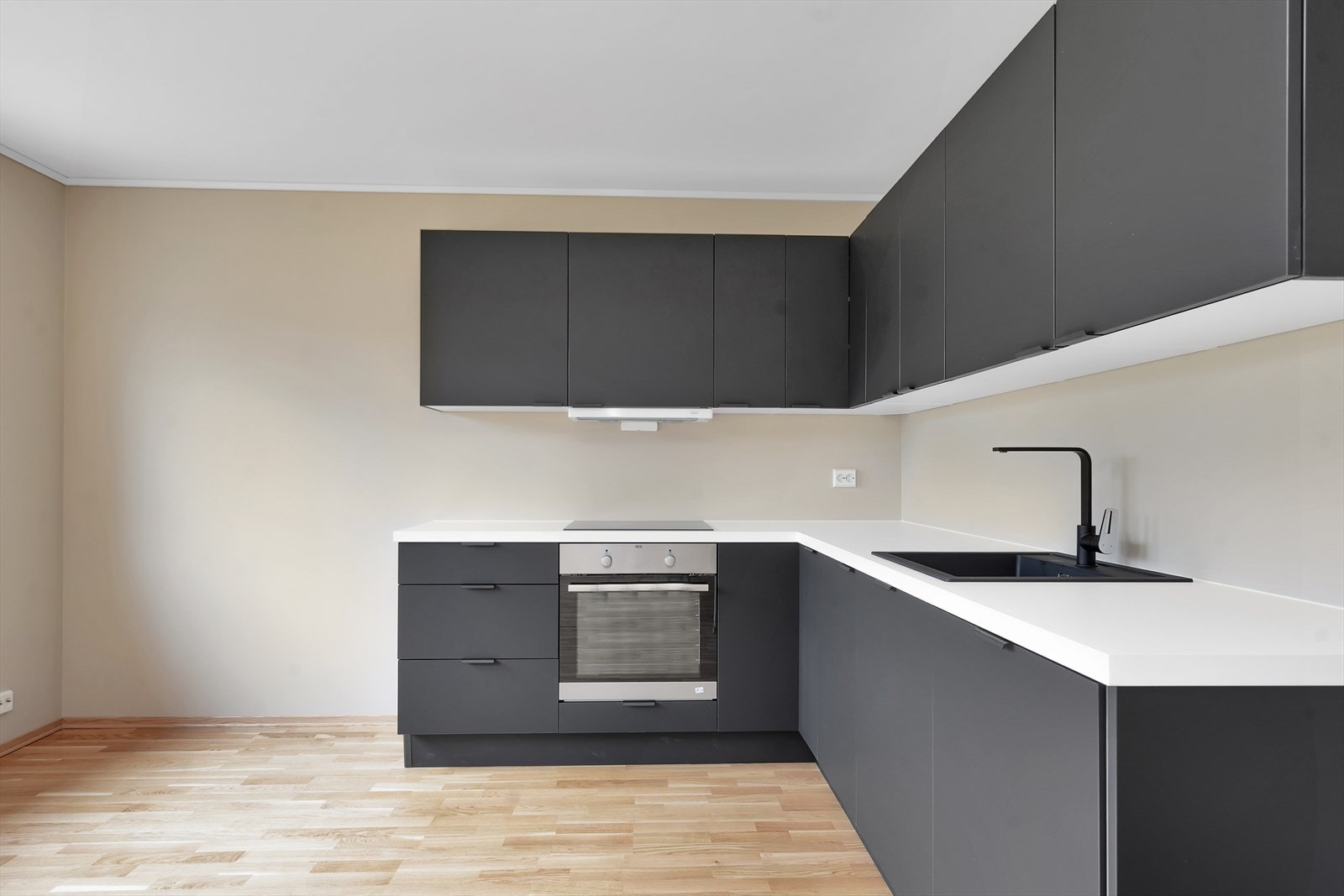 Kjøkkente har integrert stekeovn, kokeplate og oppvaskmaskin Galleribilde