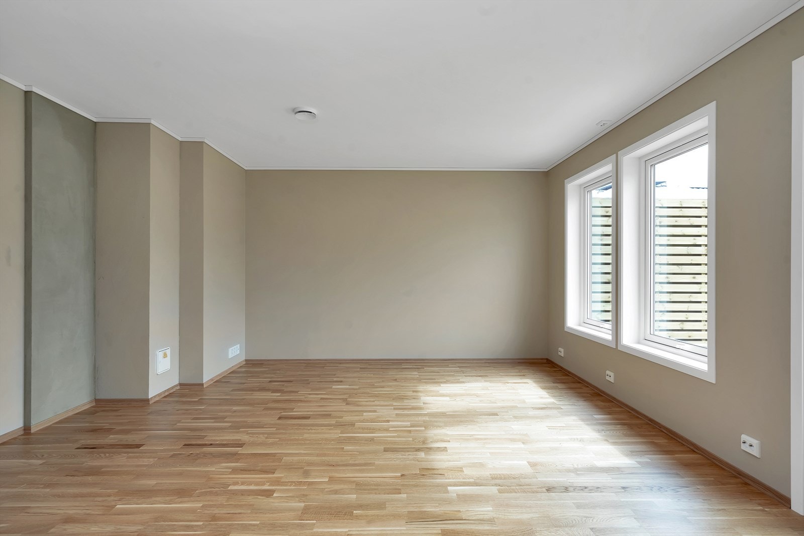 Hyggelig og lys stue med utgang til terrasse Galleribilde