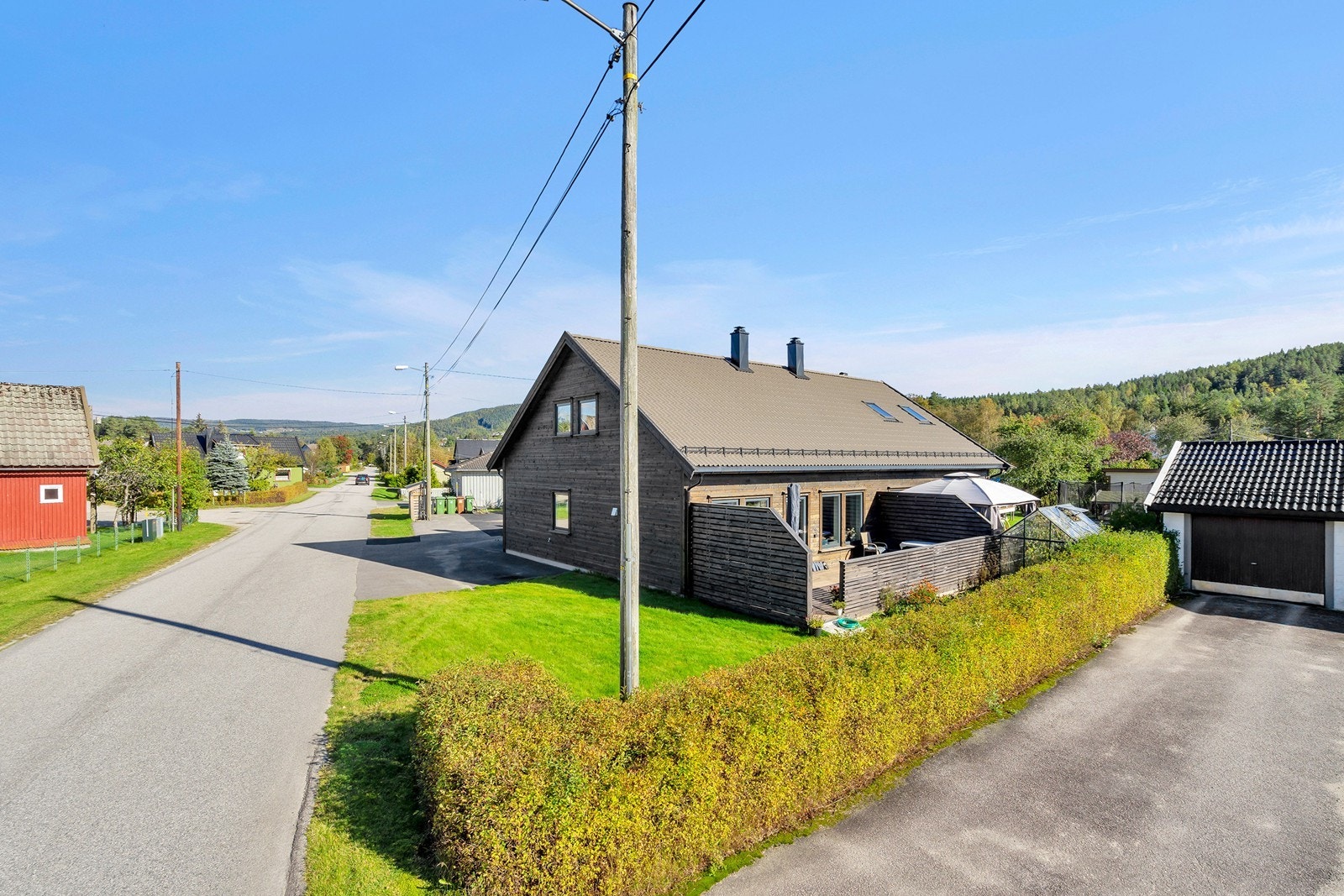 Eiendommen ligger fint til i Taubanegata, meget sentralt på Evje Galleribilde