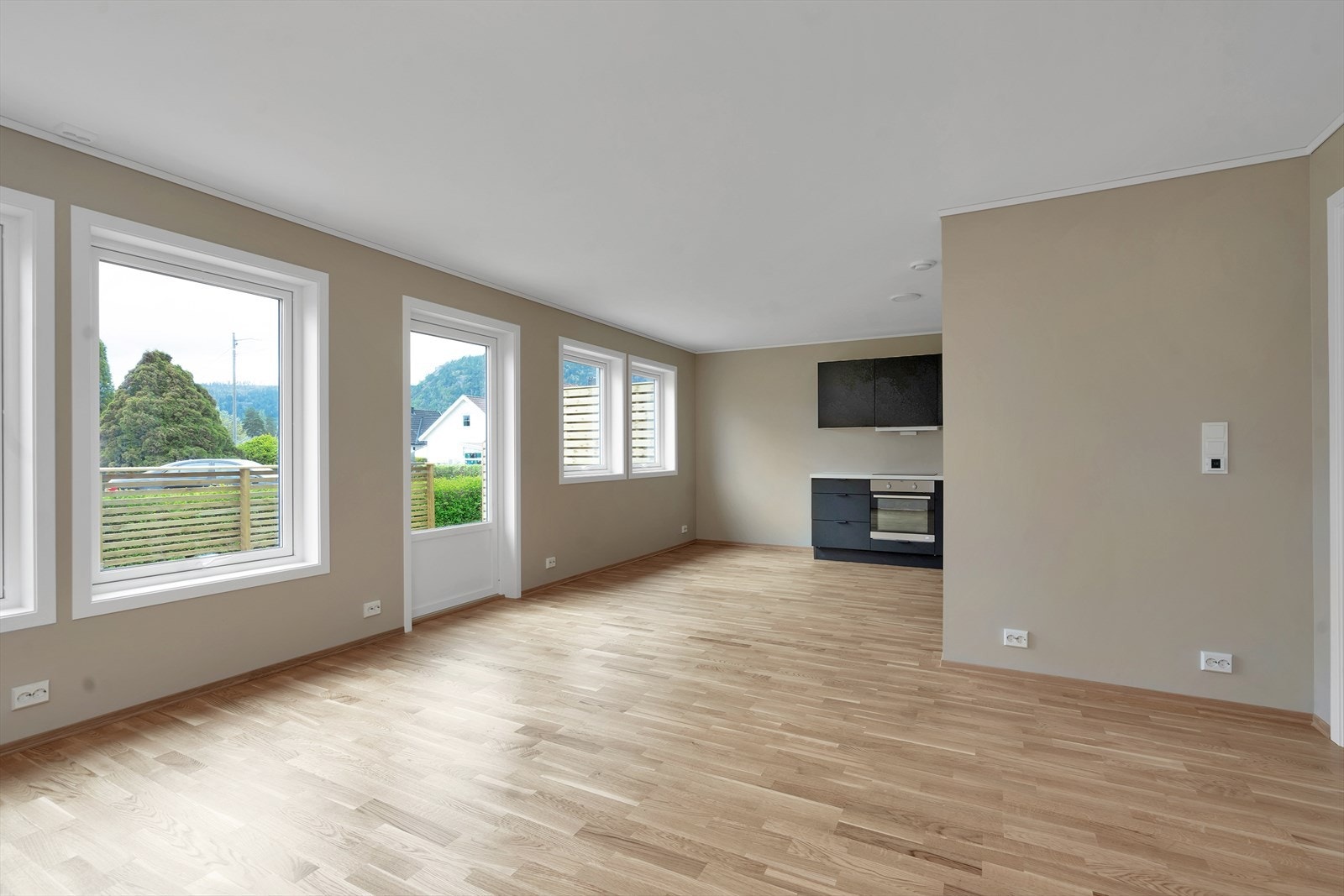 Stue/kjøkken med god plass til spisebord og sofagruppe Galleribilde