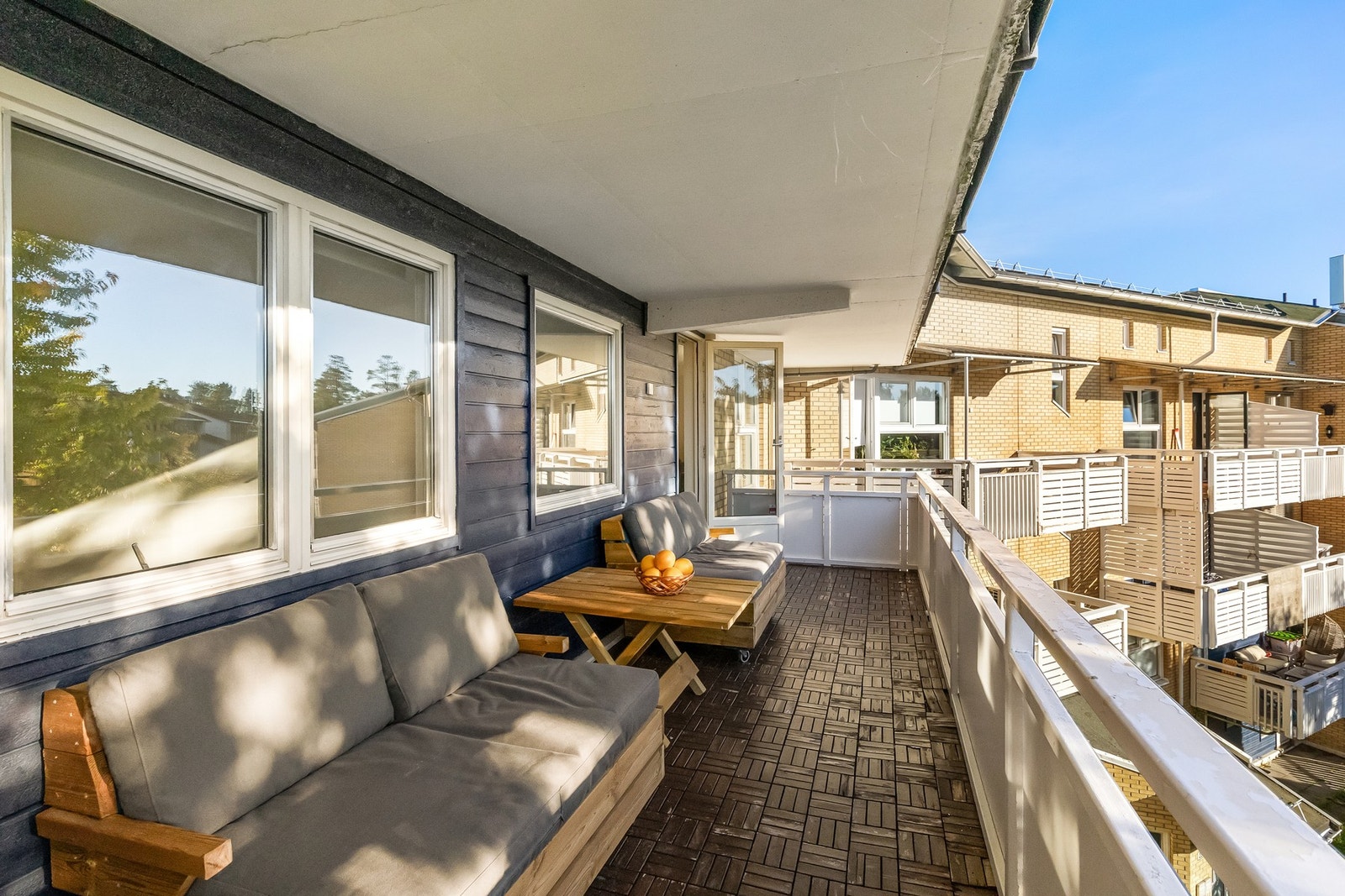 Usjenert og solrik balkong Galleribilde