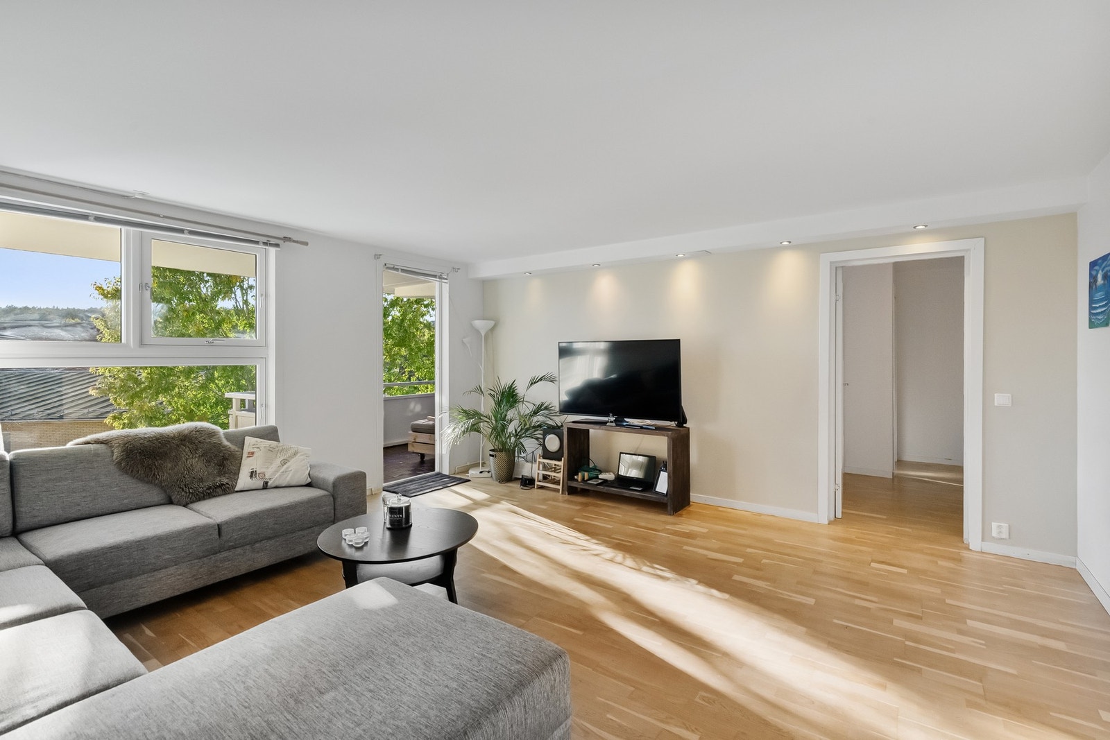 Stuen har gode vindusflater som gir rikelig med lys, samt utgang til balkong. Galleribilde