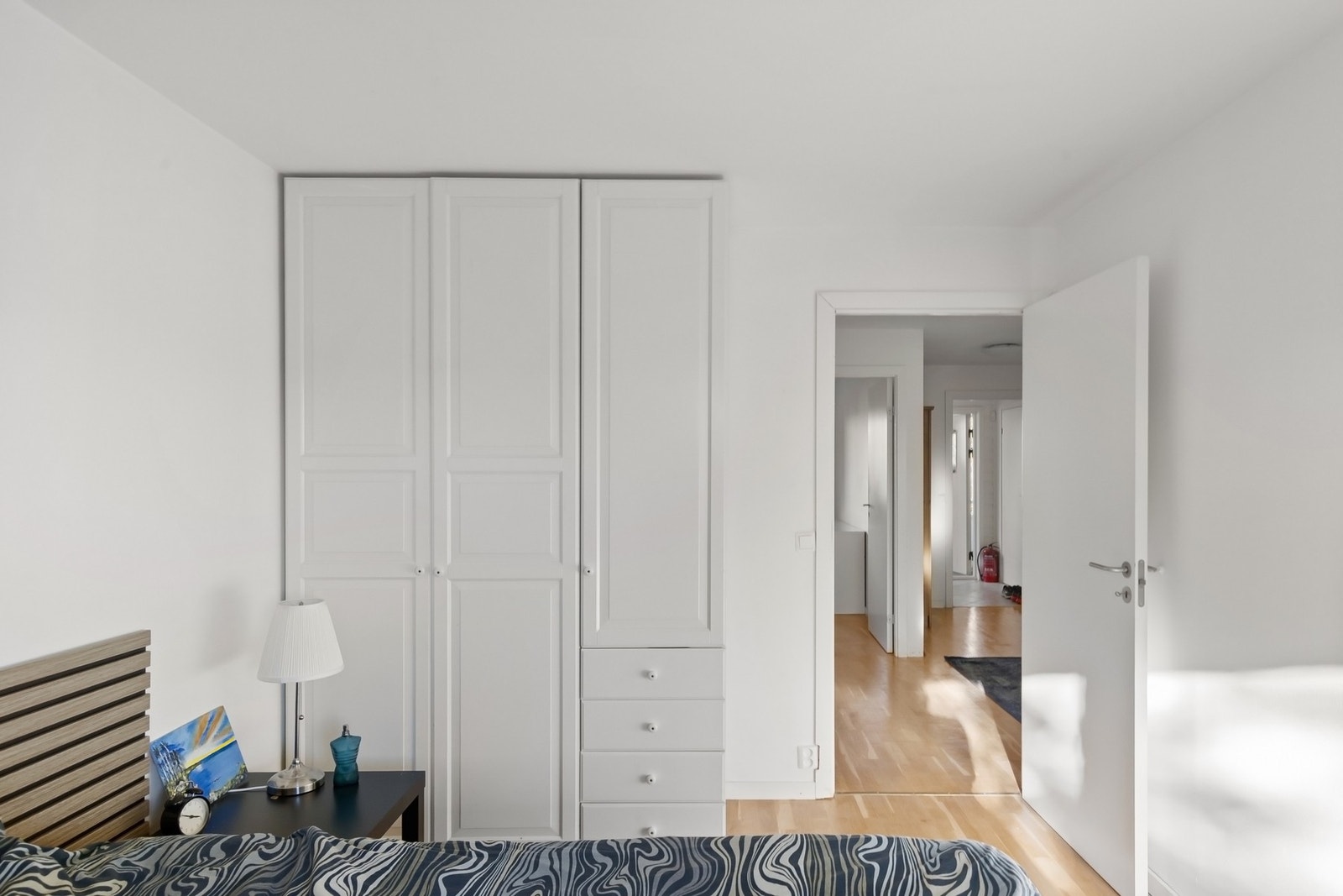 Praktisk garderobe med rikelig plass for klesplaggene. Galleribilde