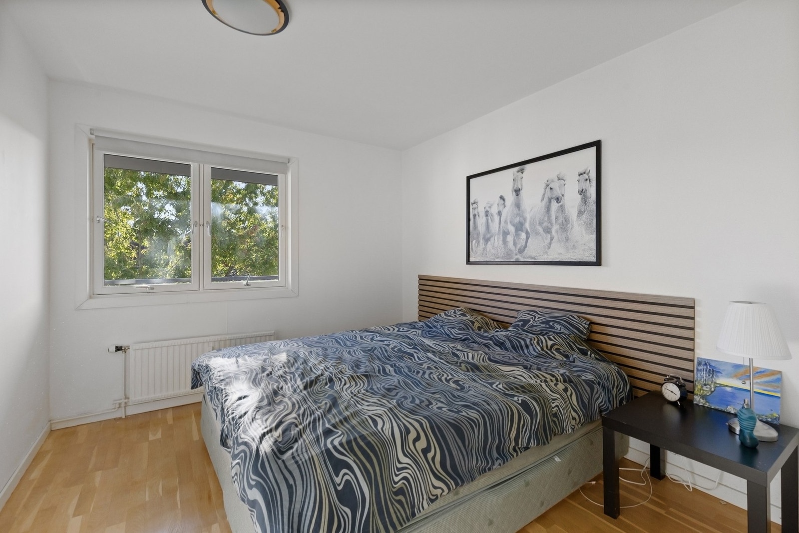 Det er god plass til nattbord på begge sider, samt en ekstra kontorsone eller sminkebord, mulighetene er mange og valget er ditt /deres! Galleribilde