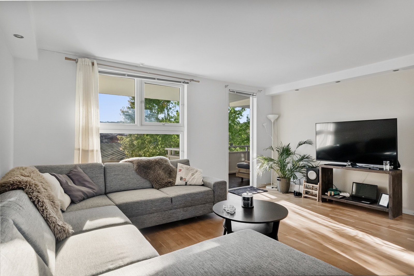 God plass til spisebord for flere gjester, eller en ytterligere møbleringssone. Galleribilde