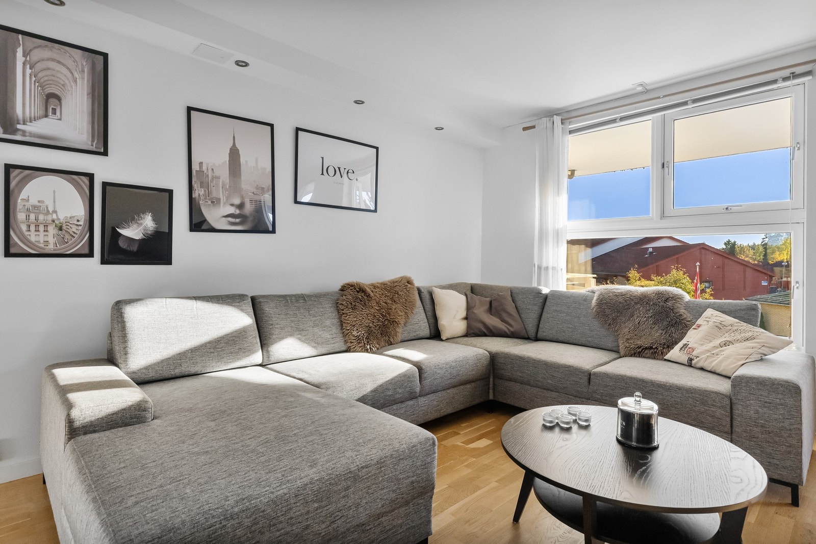 Leiligheten oser av høy trivselsfaktor - her ligger alt til rette for magiske stunder i godt selskap. Galleribilde