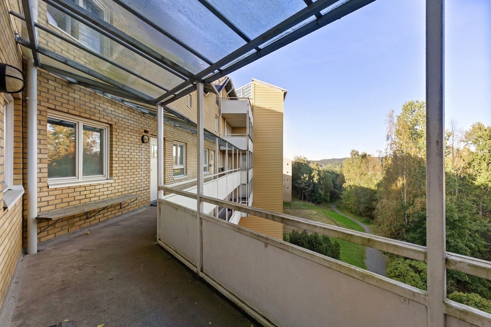 Uteplass på den ene siden og balkong på 14 kvm på motsatt side. Galleribilde