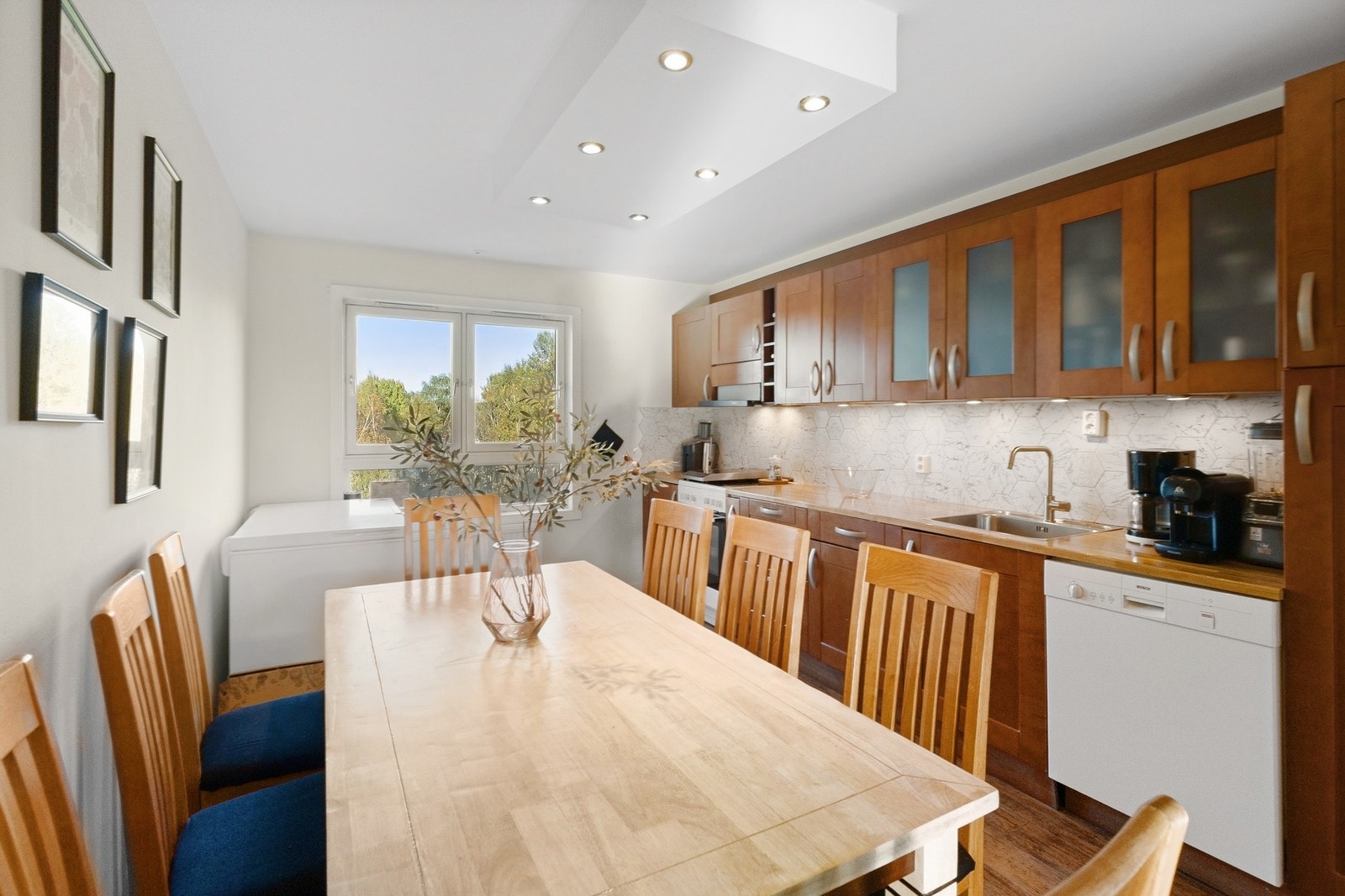 Kjøkkenet fremstår som en invitasjon til kokkekunst på sitt beste. Galleribilde