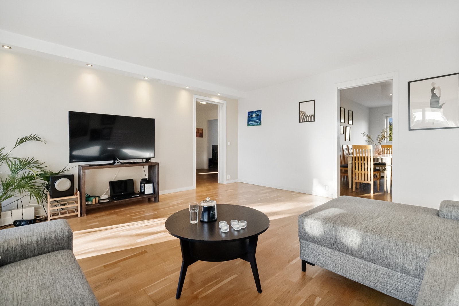 Stuen kan deles opp i flere møbleringssoner, her får du plass til alt du ønsker deg. Galleribilde