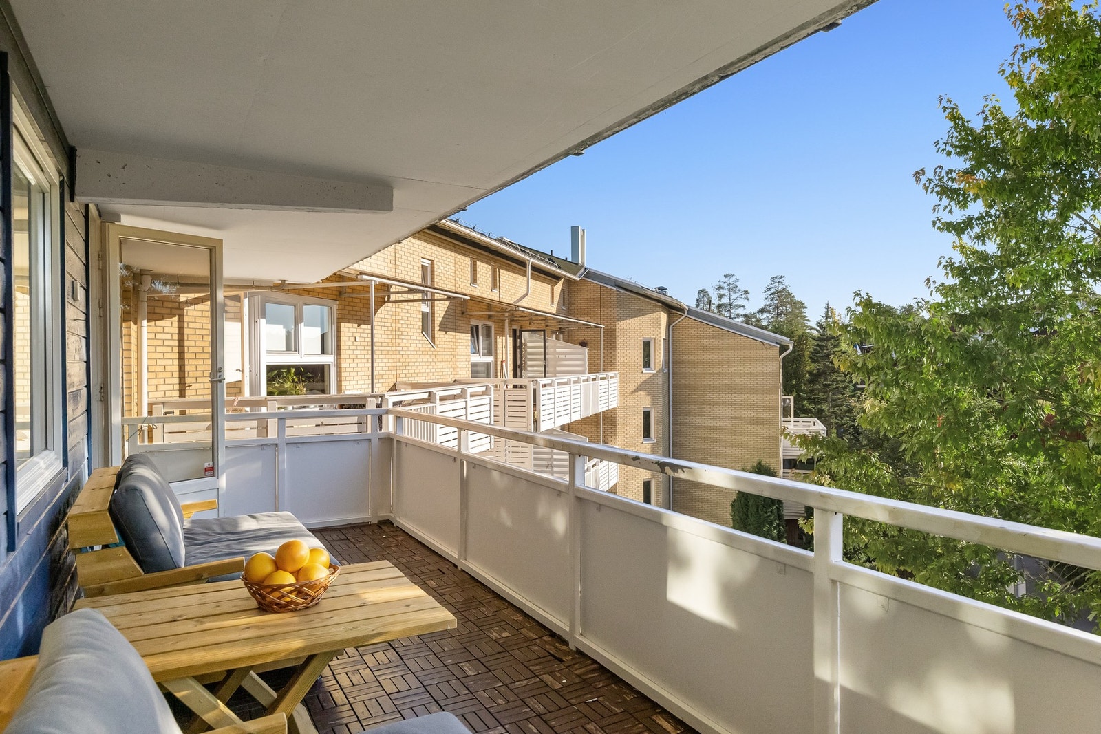 Balkongen er på ca 14 kvadratmeter med god plass til utemøblement - her kan sene sommerkvelder nytes i godt selskap. Galleribilde