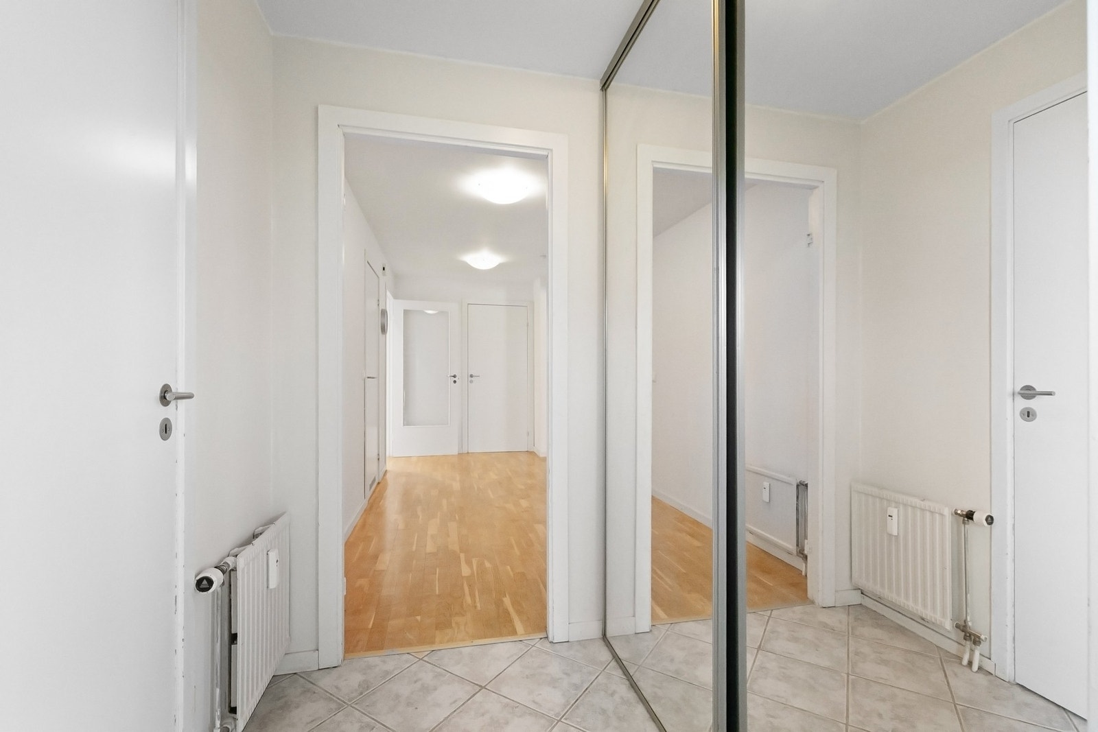 Inngangspartiet fremstår som en perfekt velkomstportal. Her kan du ta imot flere gjester uten at inngangspartiet tar for mye areal av den praktiske planløsningen. Galleribilde