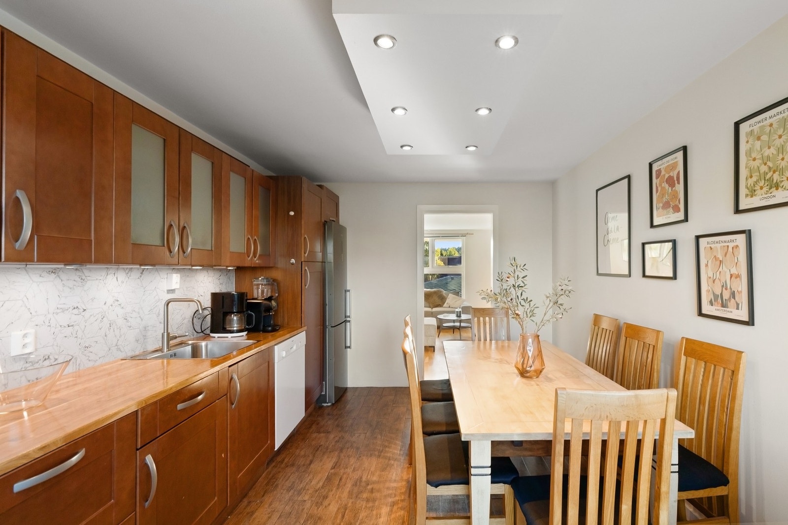 Det er også fin plass til et spisebord rett ved kjøkkenet. Galleribilde